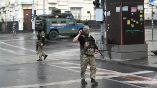 Los combatientes del grupo mercenario privado de Wagner desplegados en una calle cerca de Rostov