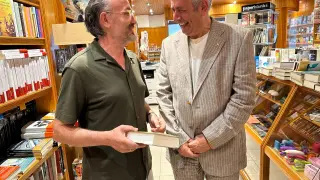 El librero Gerardo Encinar y el subdelegado Carlos Campo en la Librería Moisés.