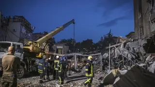 Escombros de la pizzería tras el ataque