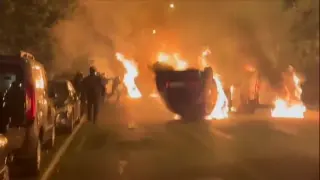 En las calles de Nanterre, han ardido varios coches en los enfrentamientos entre policía y jóvenes indignados tras la muerte de Nahel