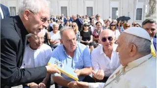 El Papa Francisco junto a los voluntarios del ‘Proyecto Europa’.