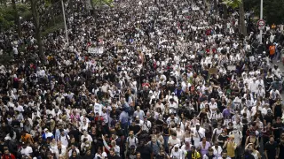 Miles de personas se concentran en Nanterre en tensa jornada de protestas por la muerte de un adolescente