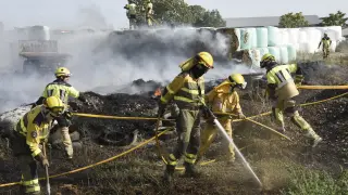 Bomberos forestales durante la extinción del incendio en la carretera de Sangarrén