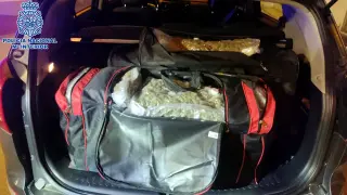 Los cogollos de marihuana iban empaquetados y ocultos en dos mochilas