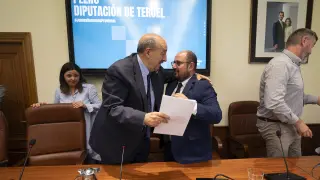 El presidente y vicepresidente de la DPT, Manuel Rando y Alberto Izquierdo, se abrazan en el último pleno.
