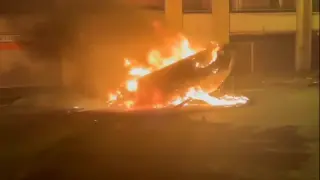 Los manifestantes han quemado coches y mobiliario urbano en el suburbio de Colombes