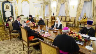 El cardenal Matteo Zuppi, enviado por el Papa a Rusia, durante su reunión con el patriarca ortodoxo Kiril (ambos en el centro de la imagen) junto al resto de las delegaciones.