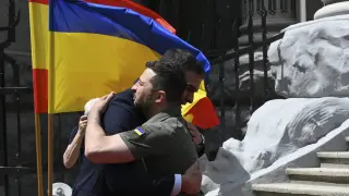 Abrazo entre Zelenski y Sánchez en Kiev
