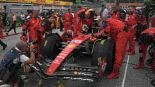 Carlos Sainz subiendo a su monoplaza antes de la carrera en Austria