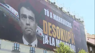 La polémica empresa Desokupa cuelga una lona en Madrid contra el Gobierno de Sánchez: “Tú a Marruecos, Desokupa a la Moncloa”
