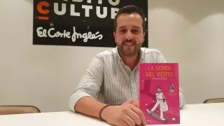 El sanitario Héctor Castiñeira, alias 'Enfermera Saturada', con su nuevo libro, 'La sonda del viento'