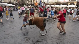 Un toro de carretilla persigue a los niños en la plaza del Torico.