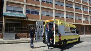 Una ambulancia realiza un servicio en el exterior del hospital Obispo Polanco de Teruel.