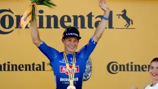 Bayonne (France), 03/07/2023.- Belgian rider Jasper Philipsen of team Alpecin-Deceuninck celebrates on the podium after winning the third stage of the Tour de France 2023, a 193,5km race from Amorebieta-Etxano in Spain to Bayonne in France, 03 July 2023. (Ciclismo, Francia, España) EFE/EPA/MARTIN DIVISEK
