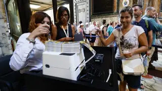 Una turista compra una entrada para visitar el Panteón de Roma, este lunes.