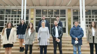 En la imagen, los primeros estudiantes que recibieron una beca salario del Gobierno de Aragón junto a la consejera Maru Díaz.