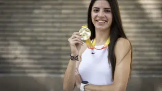 La atleta Mireya Arnedillo sonríe junto a su medalla de oro.