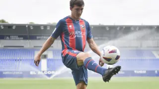 Kortajarena muestra su manejo con el balón durante su presentación como nuevo jugador de la SD Huesca.