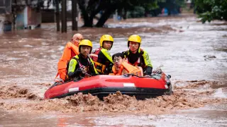 Rescatan a varias personas de las inundaciones por las lluvias en Wanzhou.