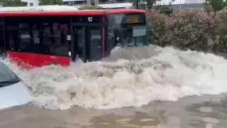 Un autobús urbano de Zaragoza se abre paso en una calle completamente inundada