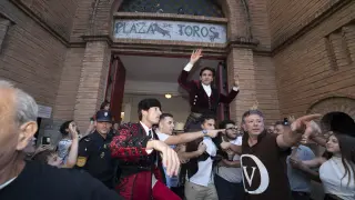 Diego Ventura sale a hombros en la plaza de toros de Teruel.