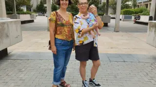 La doula Teresa Millán y Juliana Gutiérrez, alumna de hipnoparto junto a su bebé, este jueves en Zaragoza.
