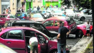 Los turismos se amontonaron al inicio de la calle Galán Bergua, cortando la carretera y deteniendo el tránsito de vehículos.