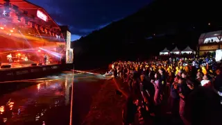 Actuación de Muerdo en el escenario natural del embalse de Lanuza en la primera noche del festival.