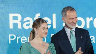 La princesa Leonor y el rey Felipe VI en la ceremonia de entrega de los premios de la Fundación Princesa de Gerona