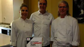 Yevgen y María con el chef Carmelo Bosque en el restaurante Lillas Pastia.