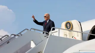 Biden en el avión presidencial Air Force One, el viernes.
