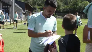 Joaquín Muñoz firma autógrafos tras el primer entrenamiento en Benasque.