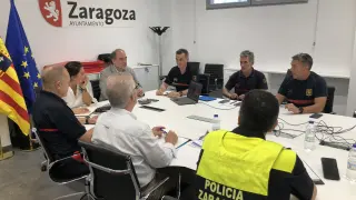 Mendoza, este sábado en la sala de crisis de los Bomberos con los servicios municipales
