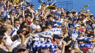 Un grupo de aficionados anima al Real Zaragoza en La Romareda, durante el partido contra el Albacete del último curso