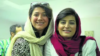 Nilofaar Hamedi y Elahi Mohammadi, las periodistas iraníes que han ganado el Golden Pen a la libertad de prensa este año.