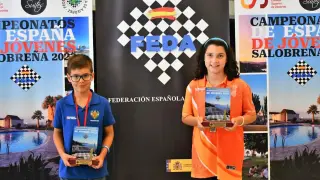 El montisonense Mateo Mendoza, campeón de España sub-10 de ajedrez, junto a la campeona femenina.
