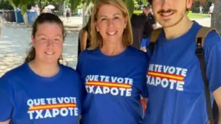 Las Nuevas Generaciones del PP posan sonrientes en redes sociales con camisetas con el lema 'Que te vote Txapote' que ha ofendido a algunas víctimas de ETA