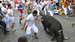 PAMPLONA, 09/07/2023.- Un toro de la ganadería Cebada Gago cae durante el tercer encierro de los sanfermines 2023, este domingo en Pamplona. EFE/Daniel Fernández