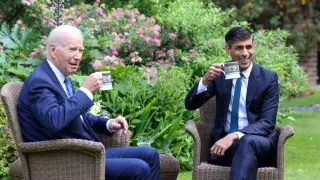 Joe Biden y Rishi Sunak toman el té en el jardín del 10 de Downing Street, durante su reunión de este lunes. BRITAIN USA DIPLOMACY