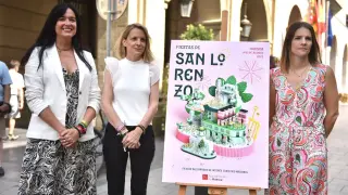 La alcaldesa de Huesca, Lorena Orduna; la concejala de  Fiestas, Nuria Mur, y la autora del cartel, Ana Porta.