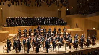 La Orquesta Reino de Aragón y el coro Amici Musicae, en el último concierto que han ofrecido este año en Zaragoza.