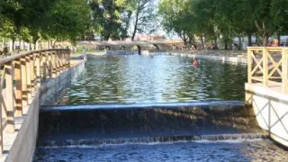 Una piscina del parque fluvial de Moraleja, en Cáceres.