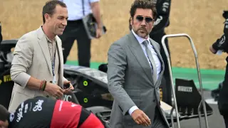 Javier Bardem y Tobias Menzies en el British Grand Prix de F1.