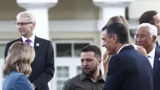 El presidente del Gobierno, Pedro Sánchez (d), junto al presidente de Ucrania, Volodímir Zelenski (c), durante la cena oficial de jefes de Estado y de Gobierno que participan en la Cumbre de la OTAN, en Vilna