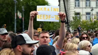 Un hombre muestra un cartel en el que se puede leer 'Ucrania necesita F-16', durante la cumbre de la OTAN en Vilna, Lituania.