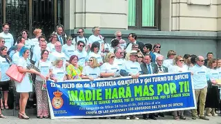 Concentración de letrados en la plaza de España de Zaragoza