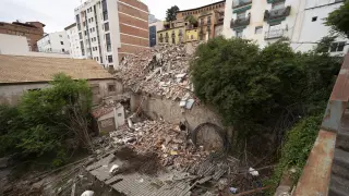 La retirada de los escombros –en la foto– podría llevarse a cabo el próximo mes de agosto.
