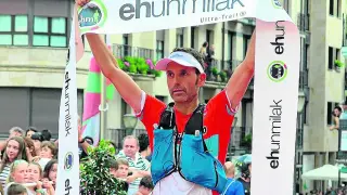 El aragonés Jesús Bailo celebra su triunfo en las '100 millas vascas'.