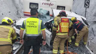 Un fallecido y dos al arrollar un tren a un turismo sobre la vía en Lugo