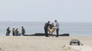 Un trabajador de limpieza alertó este martes a las autoridades, que acordonaron la playa y procedieron al levantamiento del cadáver.